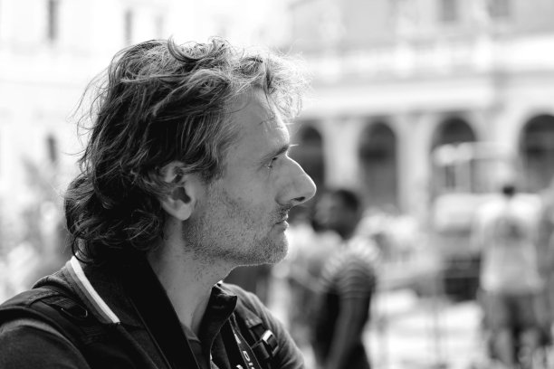 肖像男人的侧面与大鼻子。图片下载