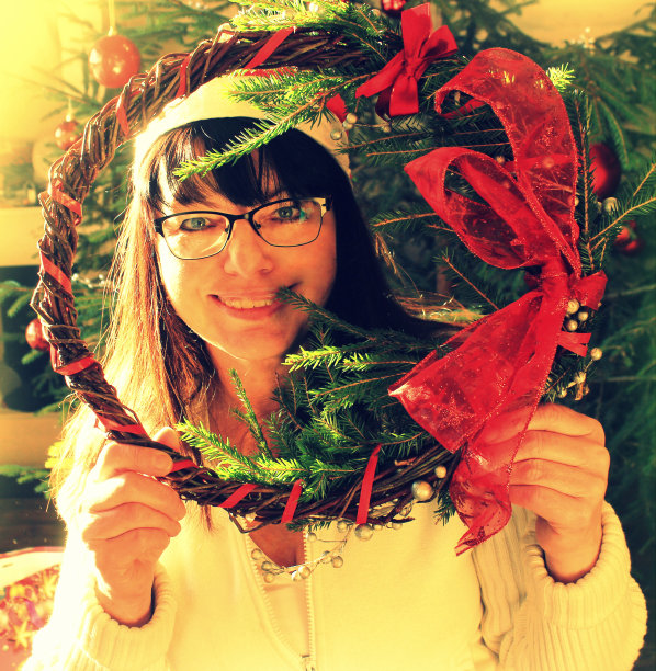 挂着圣诞花环的女人图片下载