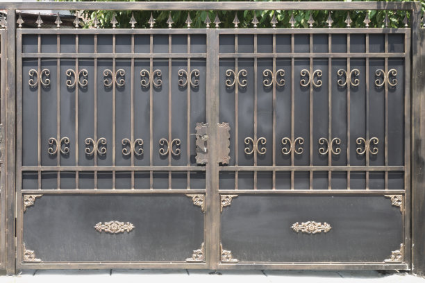 装饰金属门在阳光明媚的日子图片下载