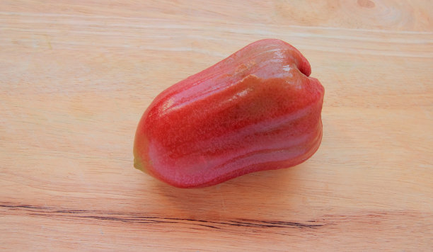 玫瑰苹果孤立在木材背景上图片下载