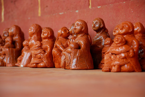 印度母亲和孩子的泥塑图片下载