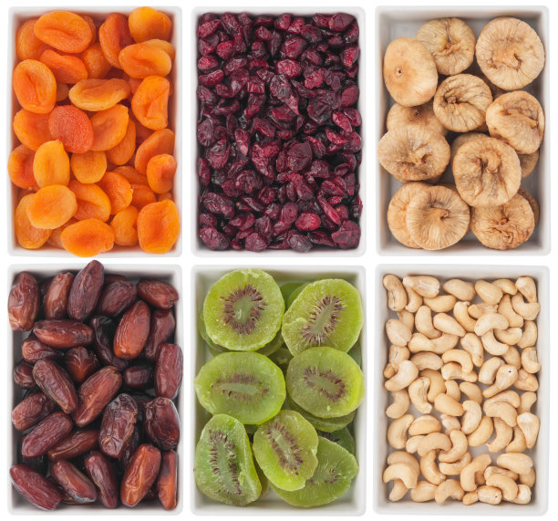 陶瓷盘子里的坚果和干果图片下载