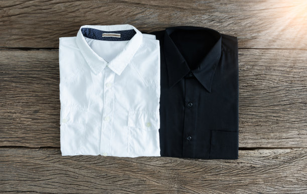 木质背景的衬衫图片下载