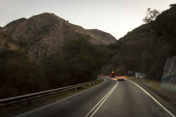 群山环抱的道路图片下载