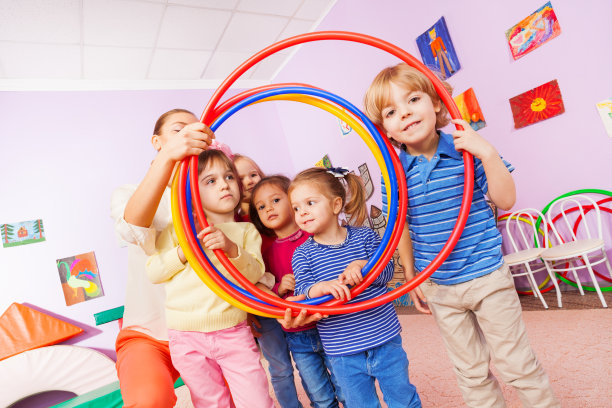 男孩和女孩站在那里看着圈图片下载