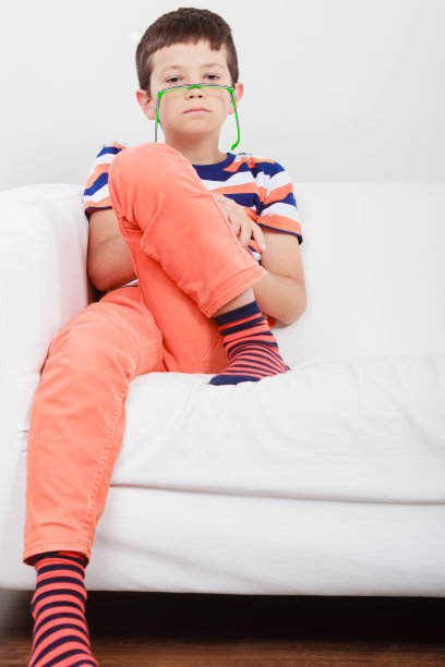 严肃的小男孩的肖像。图片下载