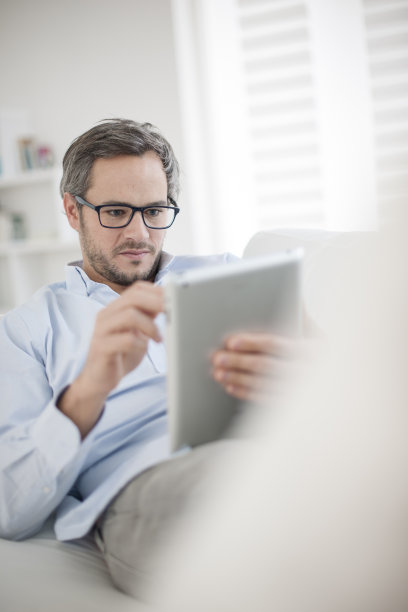 帅哥在家用数码表图片下载