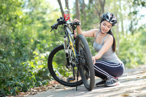 女人修理自行车图片下载