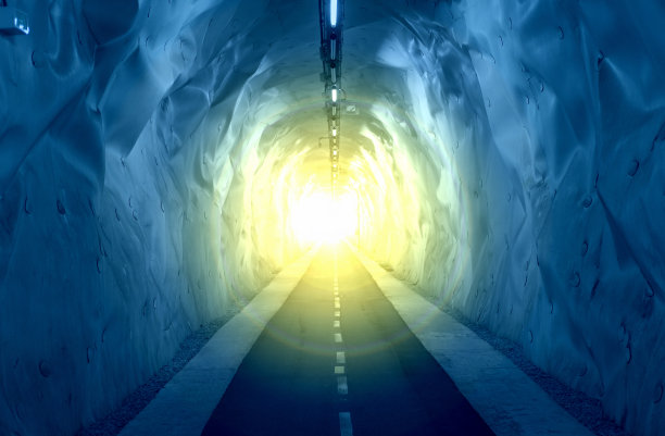 光线从出口射出的隧道。图片下载