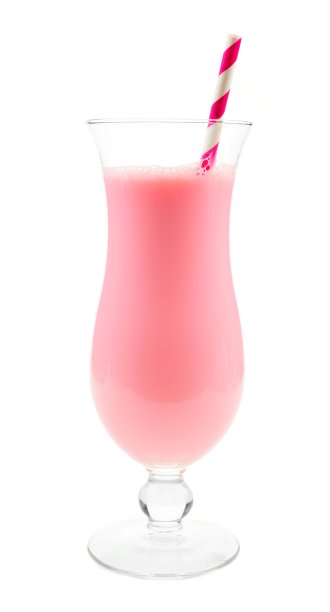 草莓牛奶在一个飓风杯和稻草覆盖白色图片下载