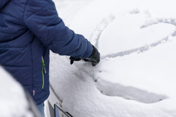 一个人在车上的雪地里画了一颗心图片下载