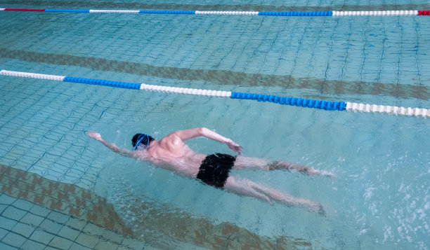 游泳池里的人图片下载