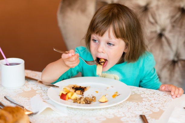 可爱的小女孩在吃煎饼图片下载