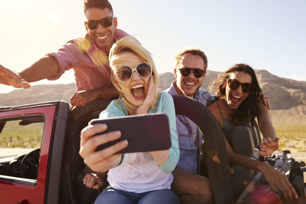 朋友们开着敞篷车在路上自拍图片下载