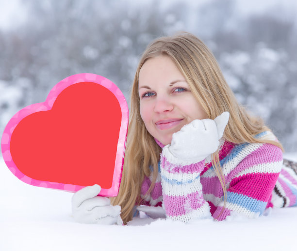 年轻幸福的女人，红红的心和微笑。图片下载