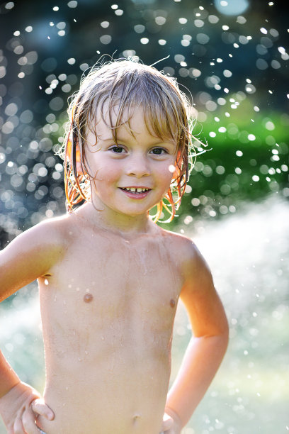 湿孩子的肖像图片下载