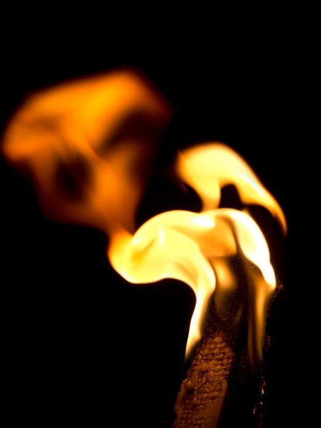 火焰火炬在夜晚燃烧。海赛。图片下载