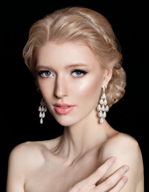 婚礼化妆，为美丽的女人做头发图片下载