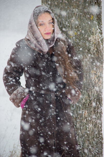 女孩在公园里玩雪图片下载