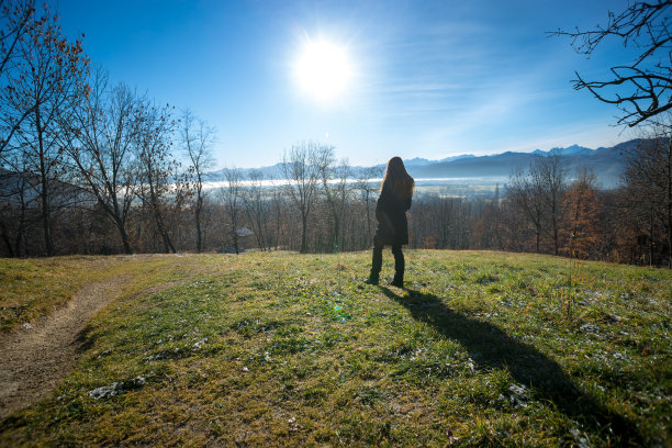 漫游者在雾海之上图片下载
