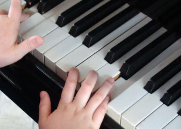 用钢琴琴键弹奏音乐图片下载