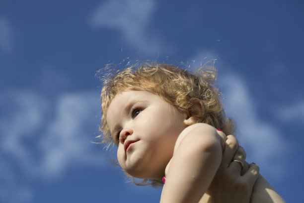 小男孩和蓝天图片下载