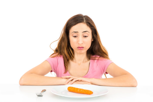 晚餐只吃一根胡萝卜的减肥女性图片下载