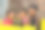 三个非洲小孩一起玩平板电脑。图片下载