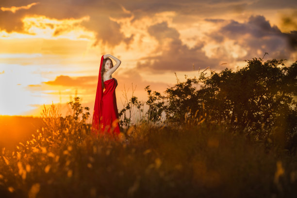 女孩在日落图片下载