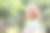 一个红头发的小女孩在采摘蓝莓图片下载