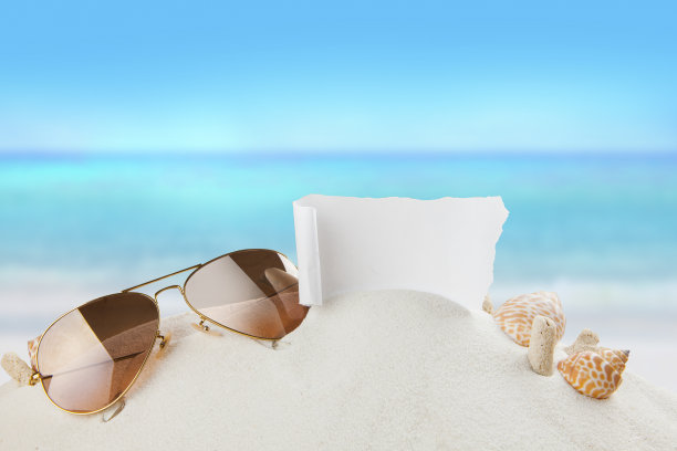 眼镜，纸和贝壳在沙滩上，夏天的概念图片下载