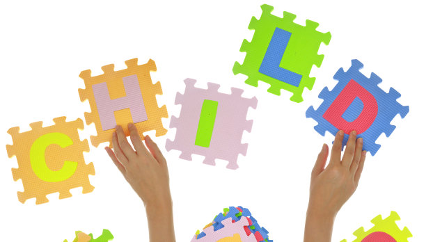 手形成单词“孩子”与拼图碎片孤立图片下载