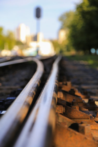 铁路运输，生锈的螺栓，枕木，轨道图片下载