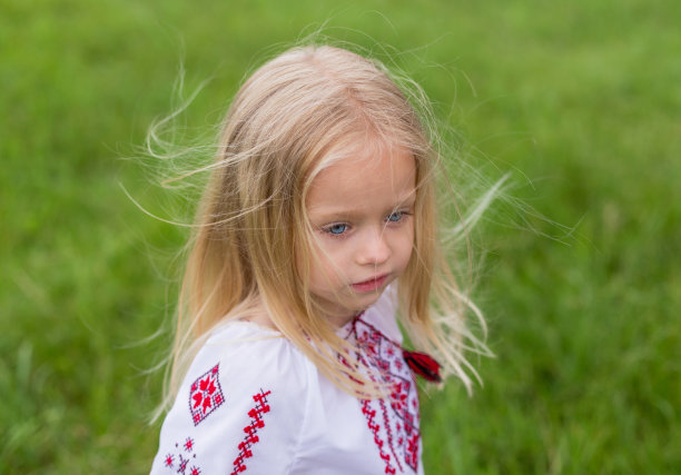 风中飘扬的乌克兰女孩图片下载