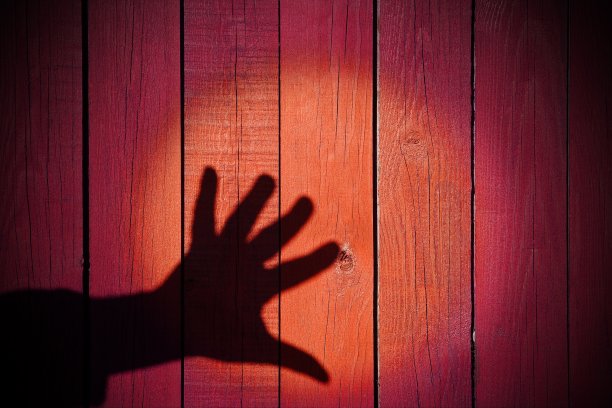 棕榈打开的木材背景。人的手影，XXXL图片下载