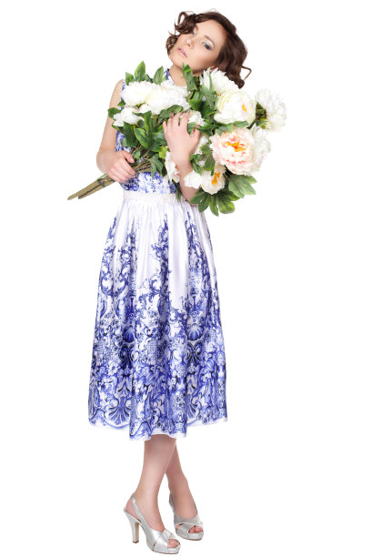 女人穿着一件带有图案的连衣裙图片下载