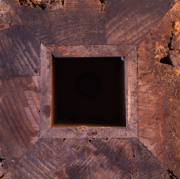 方形木块背景纹理与方孔。图片下载