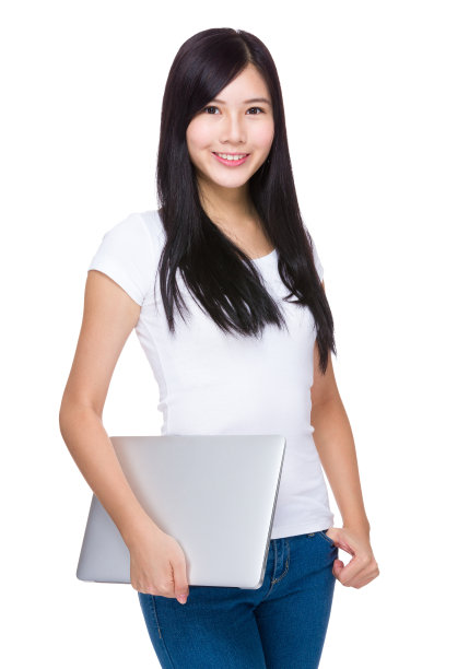 有笔记本电脑的年轻女子图片下载