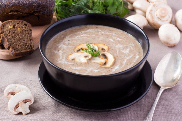 奶油蘑菇汤，配面包，香草图片下载