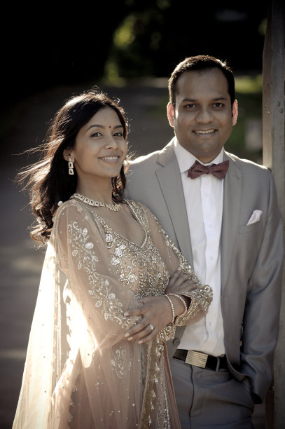 年轻迷人的印度夫妇站在户外一起微笑图片下载