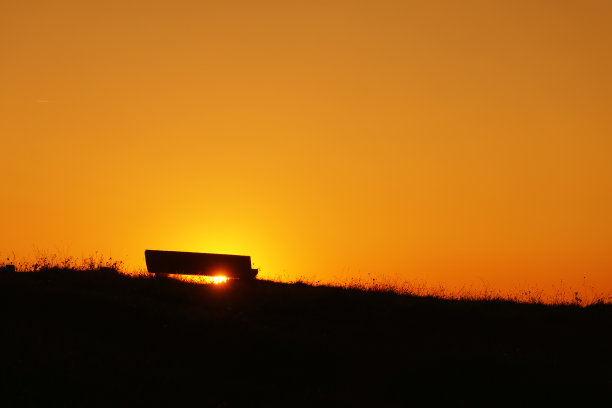 日落时分的石凳图片下载