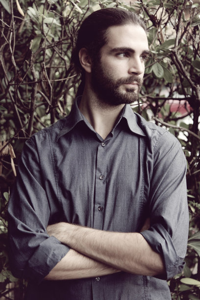 英俊严肃的男人向前看。复古的风格图片下载