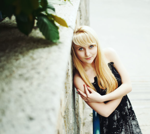 长头发金发女性图片下载