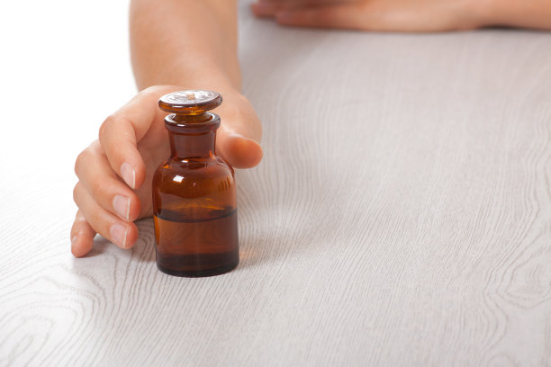 手拿小瓶图片下载