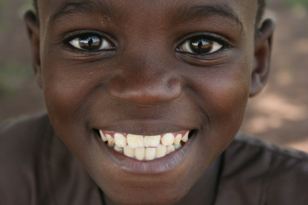 微笑的男孩图片下载