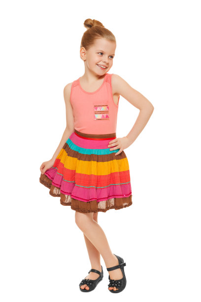 快乐的小女孩穿着鲜艳的裙子，孤身一人图片下载