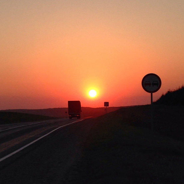 卡车驶出夕阳。图片下载