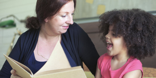 家庭孩子女儿读书卧室概念图片下载