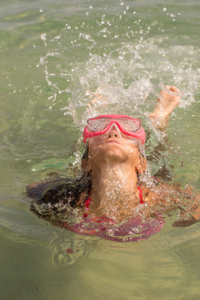 小女孩戴着潜水面具出现了图片下载