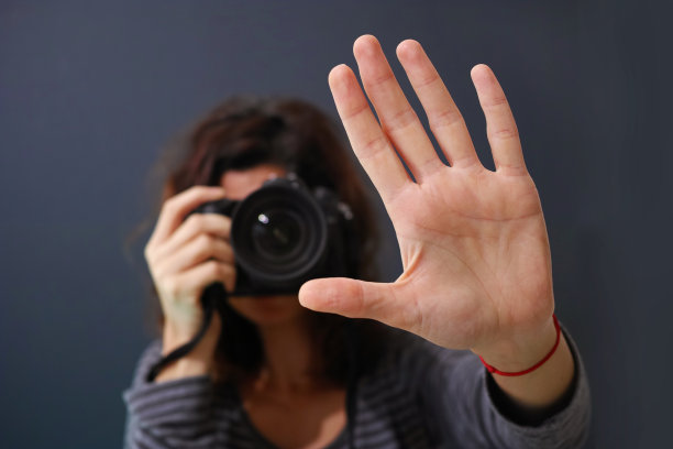 女摄影师正在做等待标志图片下载